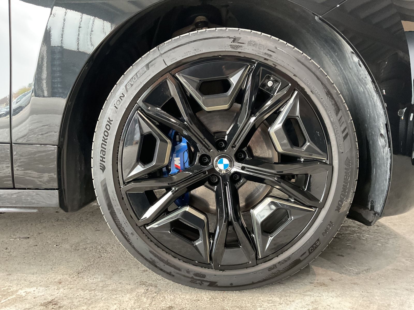 Fahrzeugabbildung BMW iX xDrive60 |Sitzbelüftung |Sky Lounge |M Sportp