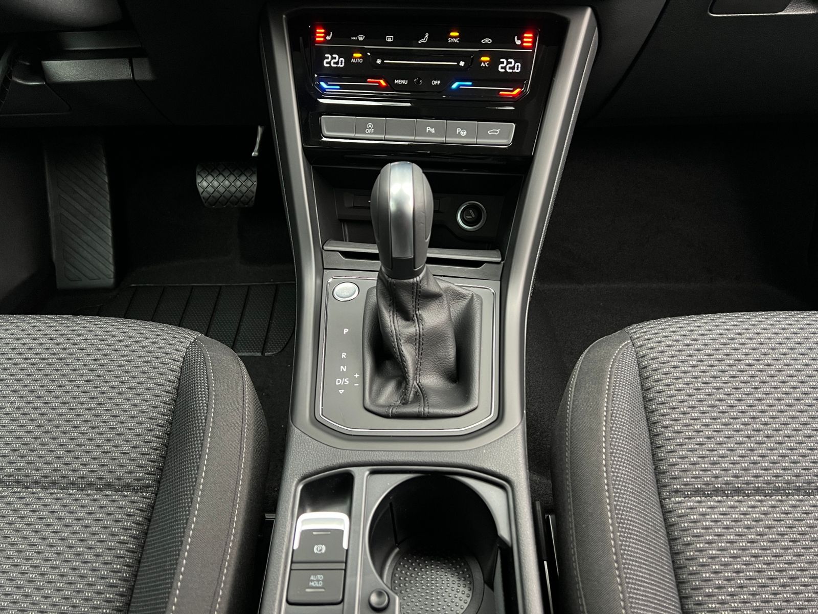 Fahrzeugabbildung Volkswagen Touran Comfortline 1.5 TSI DSG *LED, AHK, 7 Sitz