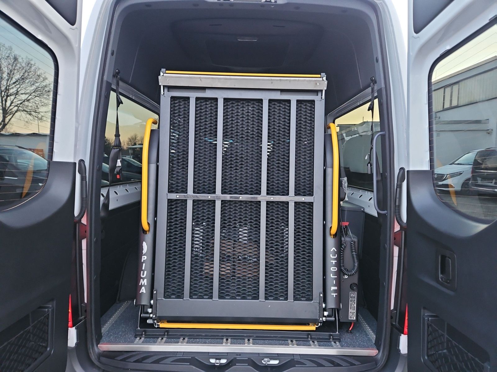 Fahrzeugabbildung Mercedes-Benz Sprinter 317 Kombi L2H2 Mobility Rollstuhl Lift