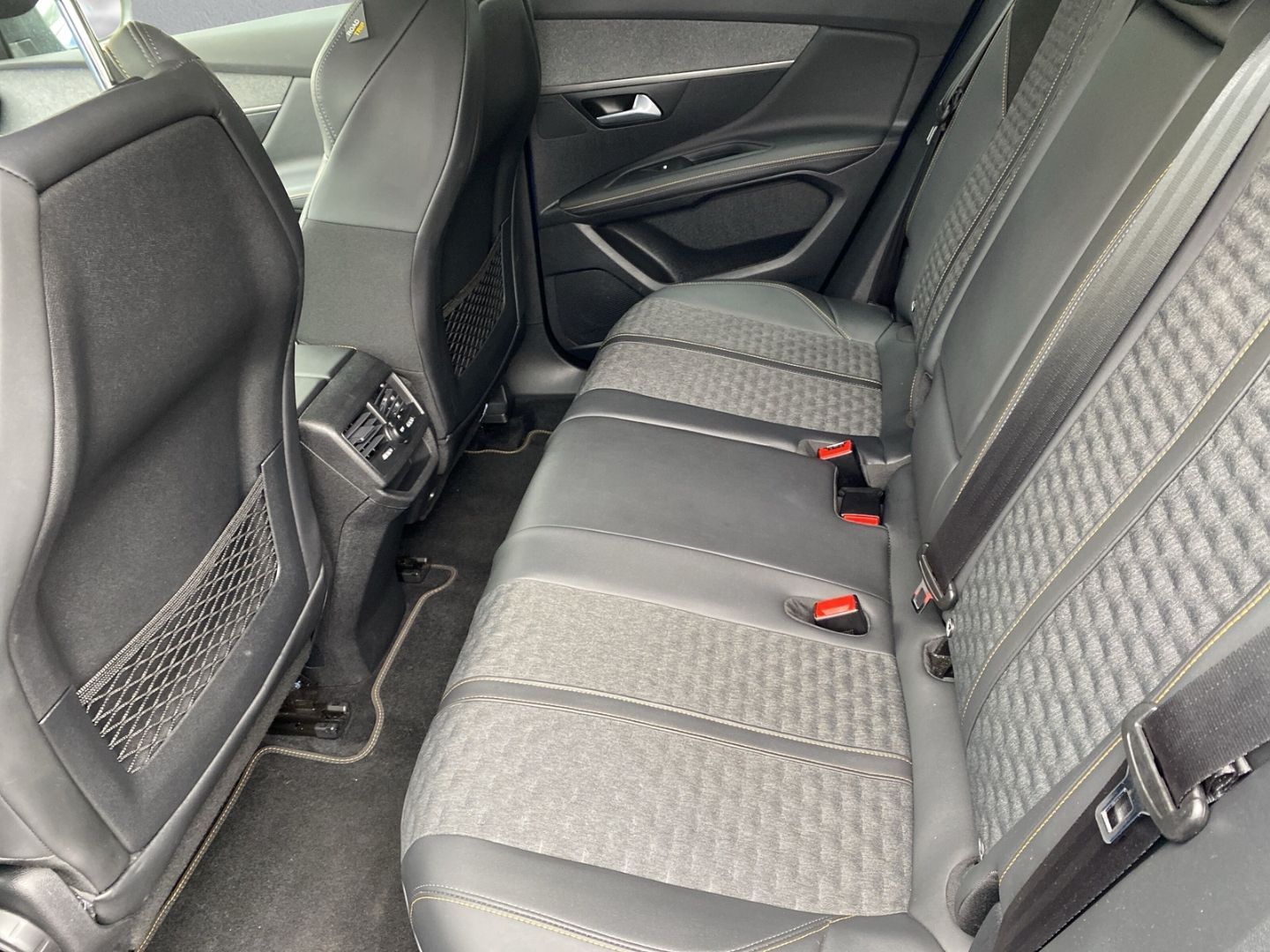 Fahrzeugabbildung Peugeot 3008 Roadtrip 1.2 PT 130 *Navi Digitales Cockpit