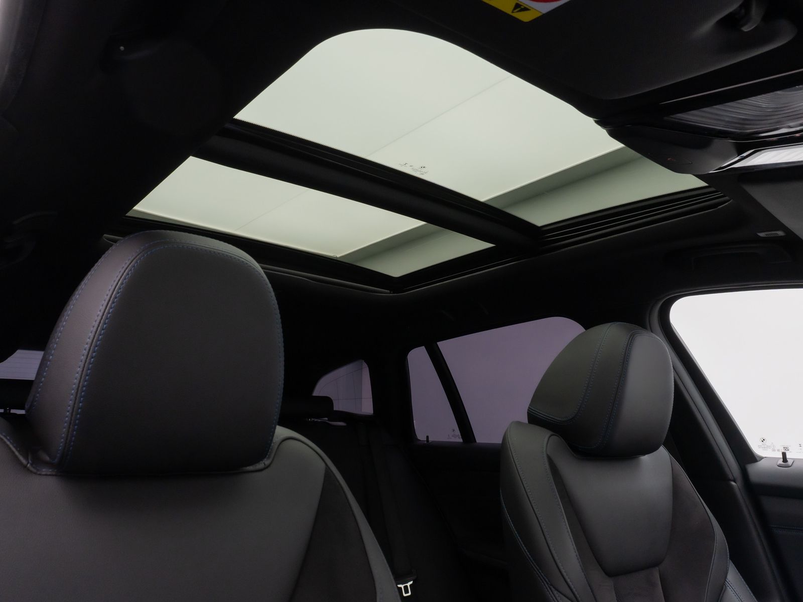 Fahrzeugabbildung BMW 330i M Sport Kamera DAB HUD H/K Komfort Panorama