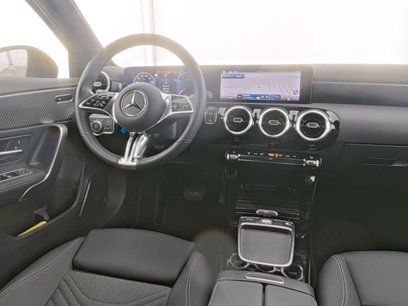 Fahrzeugabbildung Mercedes-Benz A 180 PROGRESSIVE+PANO+NIGHT+LHZ+LED+KAMERA