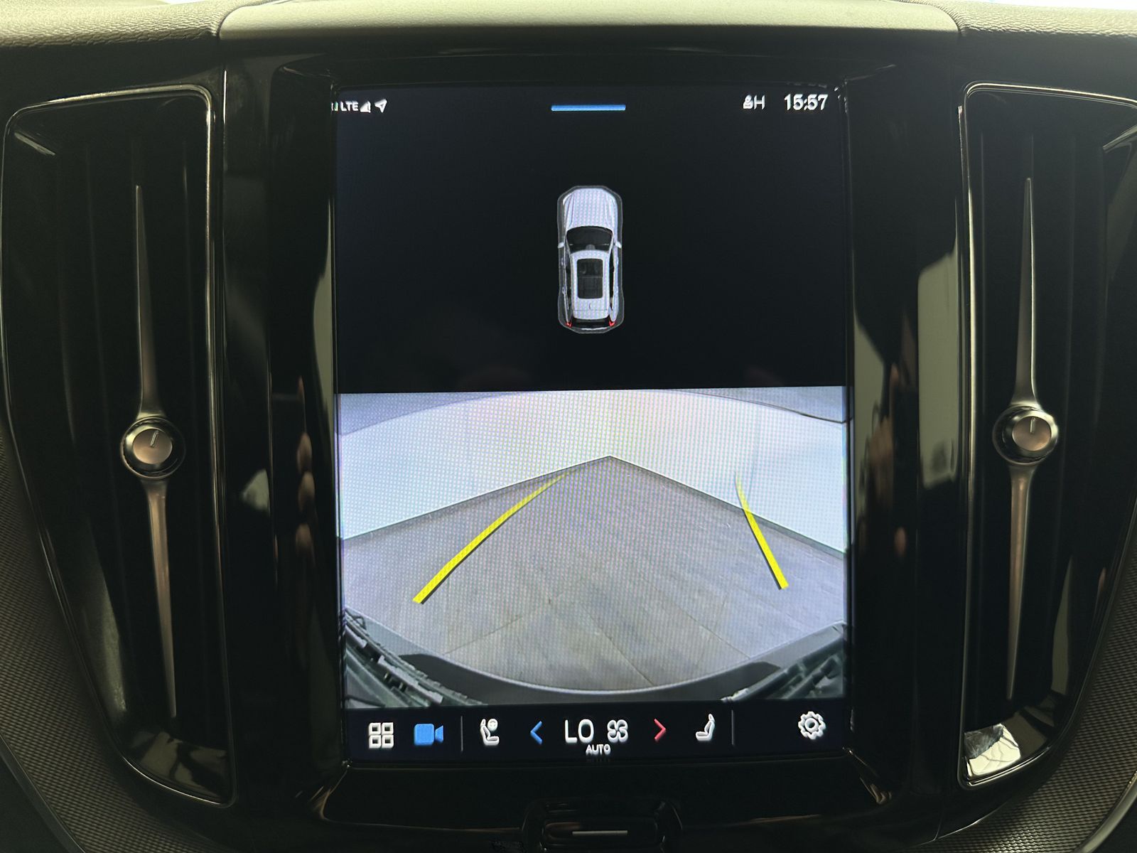 Fahrzeugabbildung Volvo XC60 B4 D Plus Dark NAV+LED+ACC+TOTW+AHK+H&K+1HD