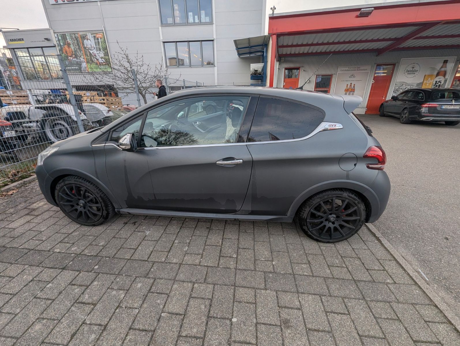 PEUGEOT 208