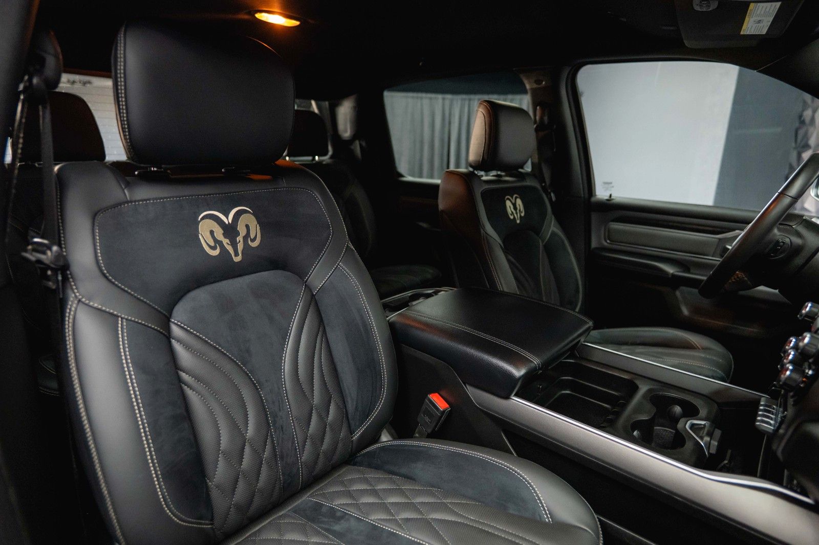 Fahrzeugabbildung Dodge RAM 5.7 V8 HEMI 4x4 OFFROAD Night-Paket *LED*19%