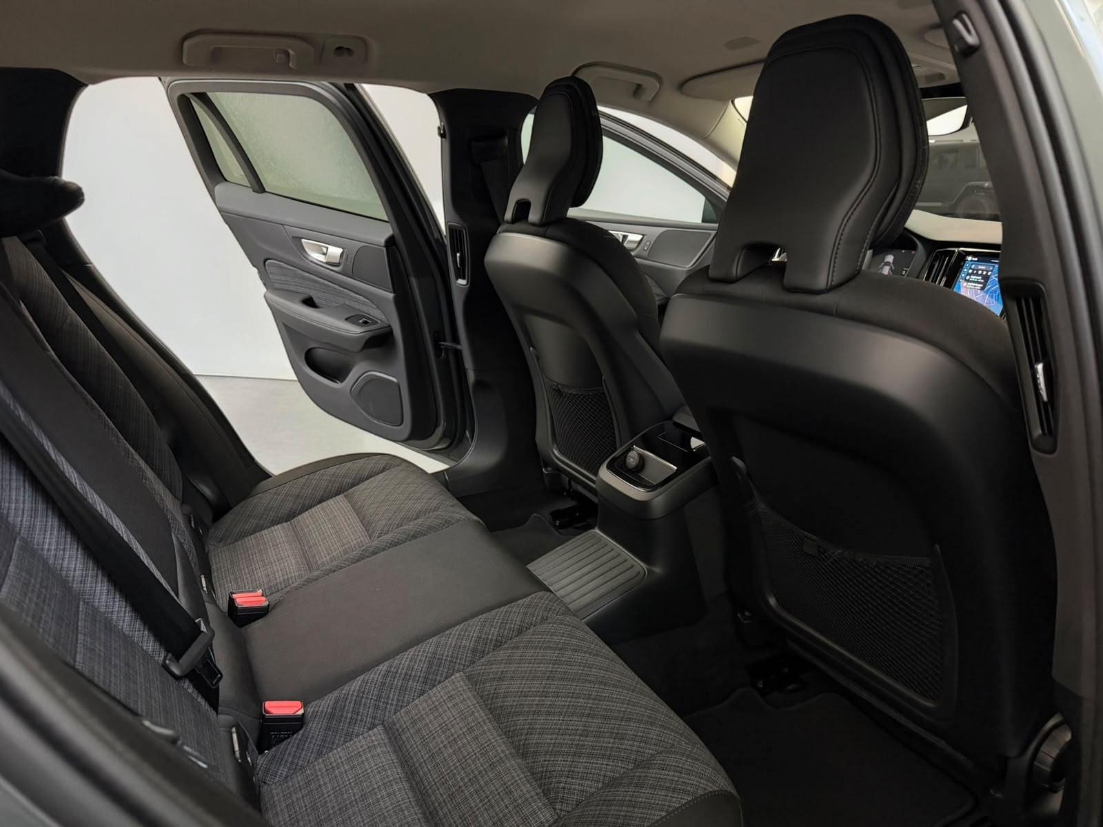 Volvo V60 Kombi Core Hybrid AWD*ACC*AHK*LED*KEYLESS