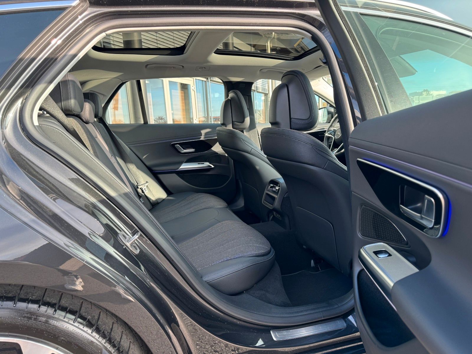 Fahrzeugabbildung Mercedes-Benz E 220d T Avantgarde+Pano+DistrPro+AHK+RFK+MBUX