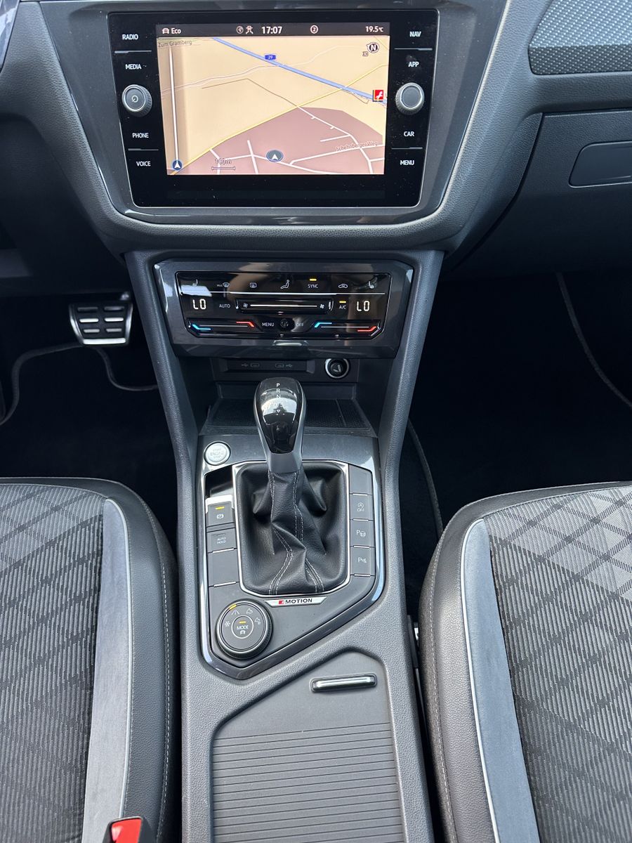 Fahrzeugabbildung Volkswagen Tiguan Allspace 2.0 TDI 4M R-Line NAV+LED+AHK+VC