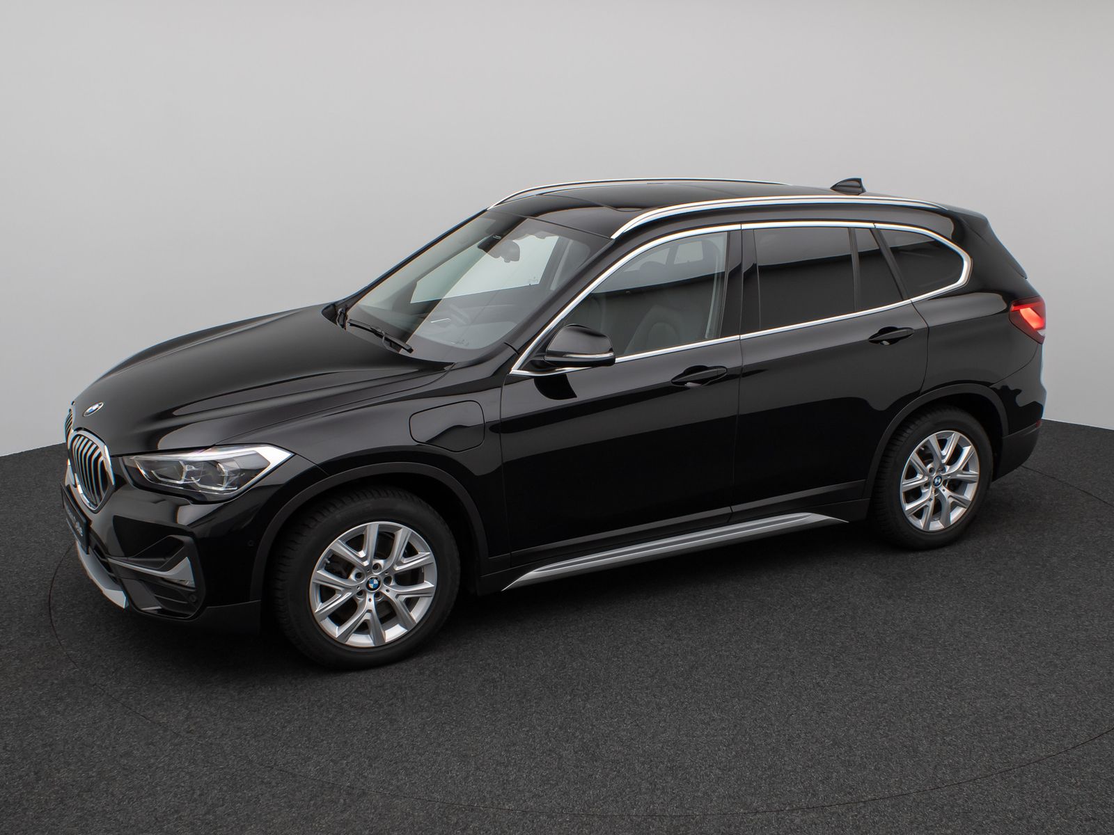 Fahrzeugabbildung BMW X1 xD25e xLine Panorama Kamera HUD DAB Komfort