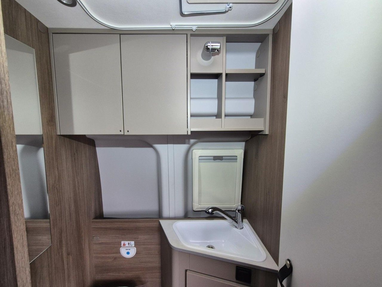 Fahrzeugabbildung Carado CV 590 4x4 Edition 15 Markise AHK Klima Xenon