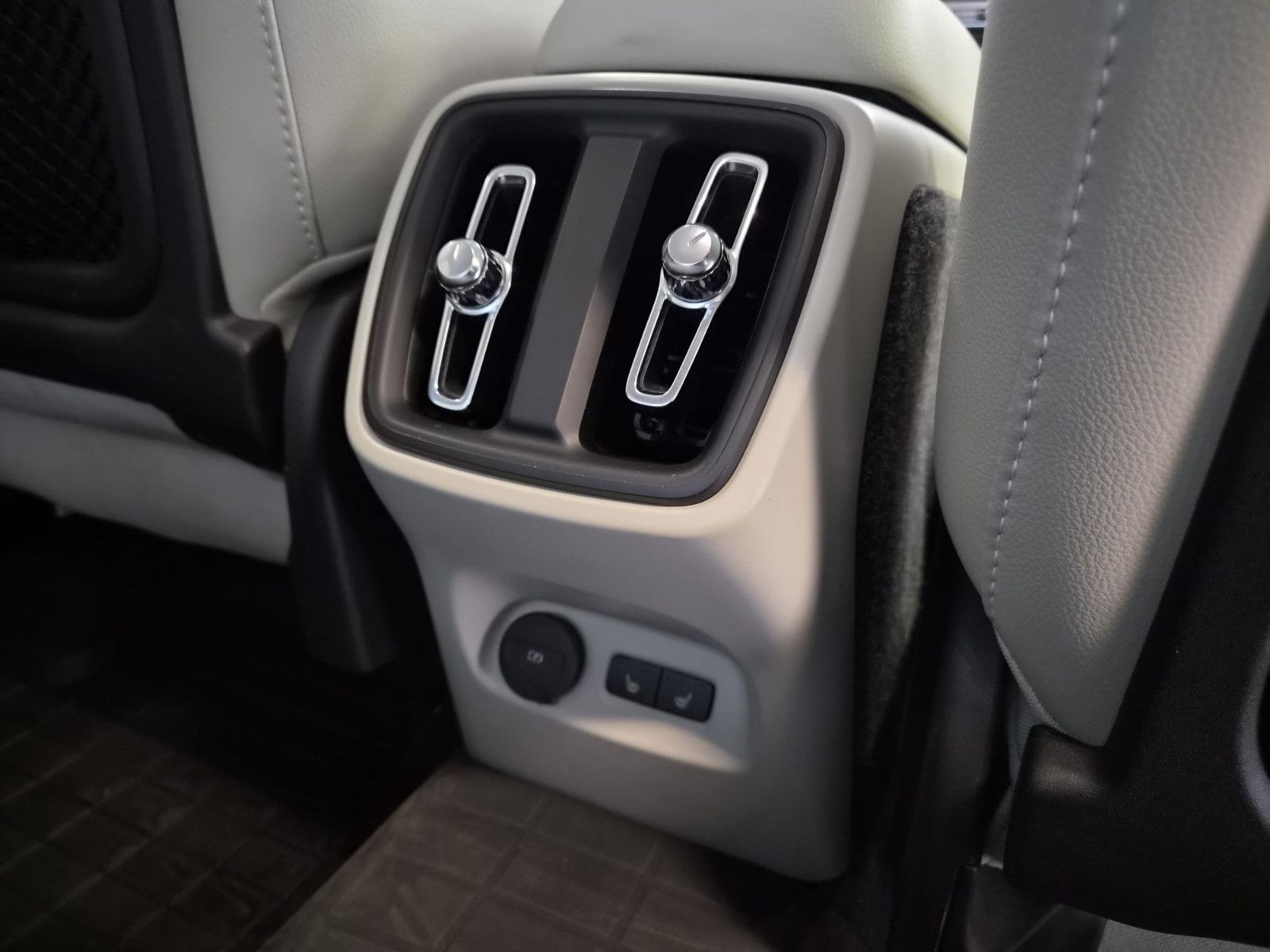 Fahrzeugabbildung Volvo XC 40Momentum AWD / H&K Sound / 1. Hand / S-HEFT