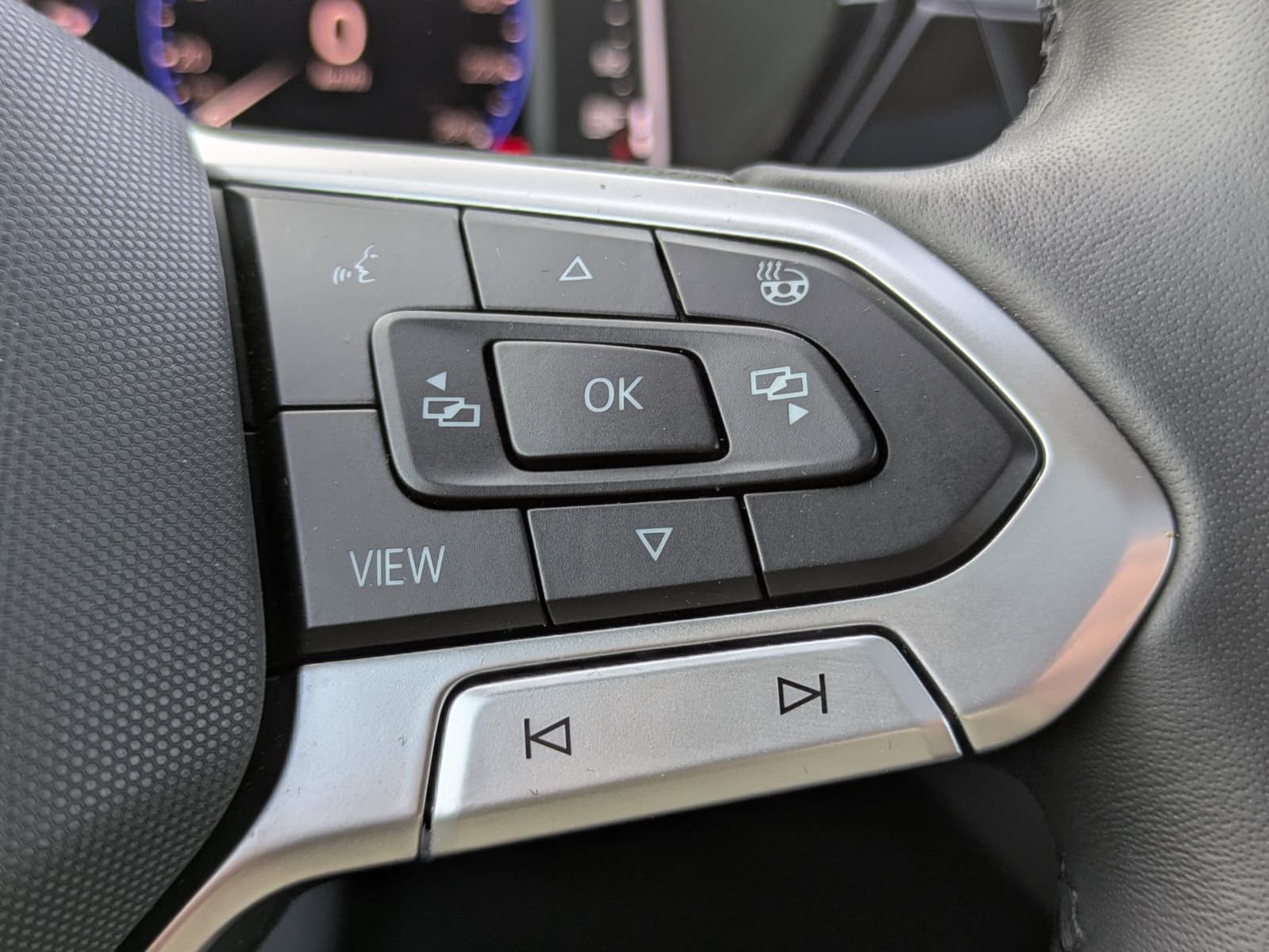 Fahrzeugabbildung Volkswagen Touran 2.0 DSG R-Line High BLACK Pano*7Si*IQ*AHK