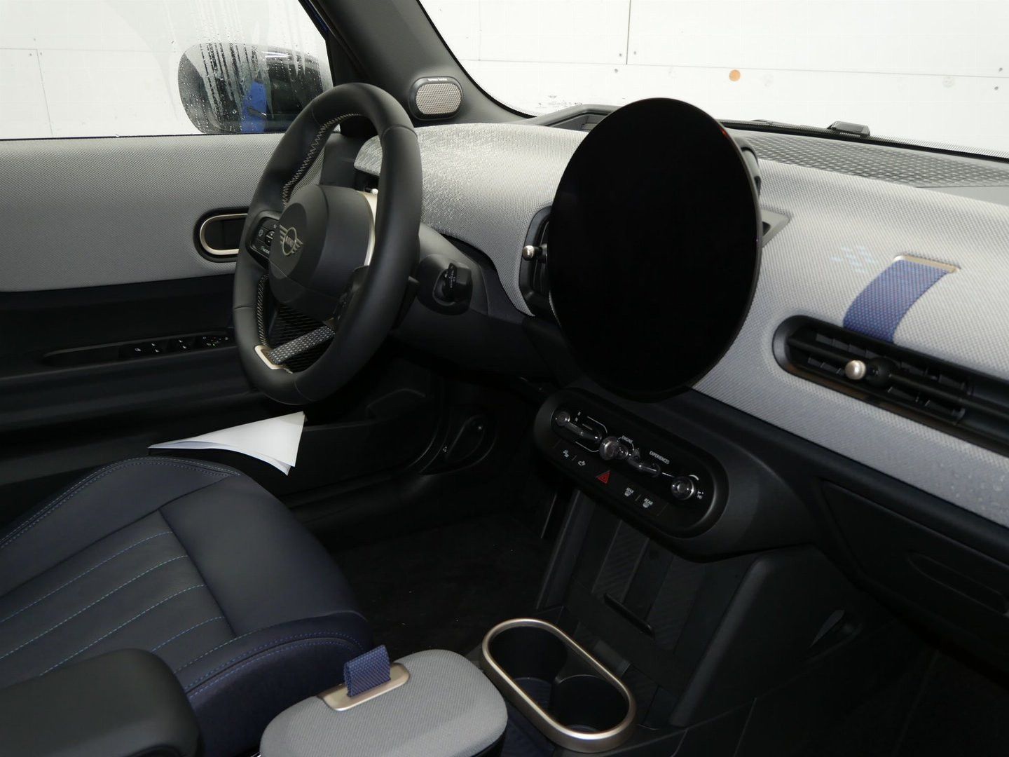 Fahrzeugabbildung MINI Cooper C Favoured Trim 5-Türen Paket-L Pano h/k