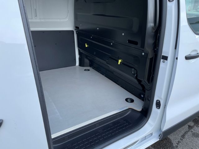 Fahrzeugabbildung Citroën Jumpy 2.0 BlueHDi 145, Club M-L2H1 AHK, 3-Sitzer