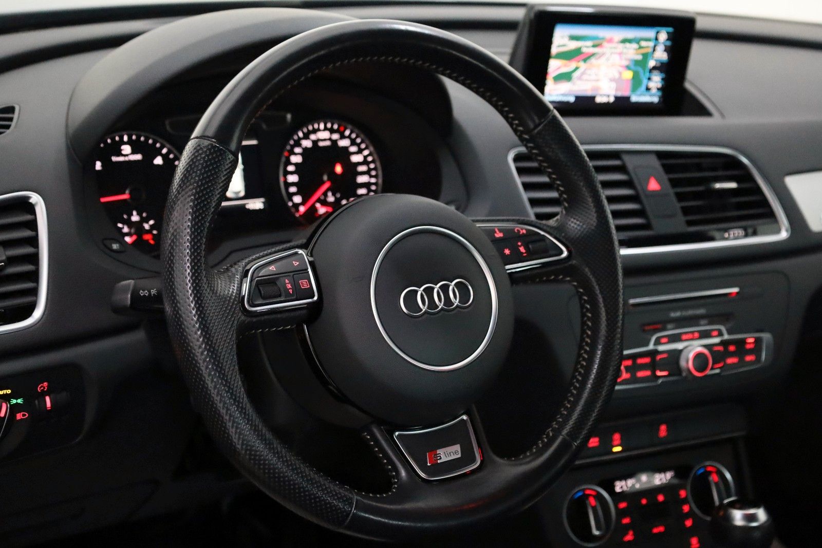 Fahrzeugabbildung Audi Q3 quattro S Line T.Leder,Navi,Xenon,SH,PDC,AHK