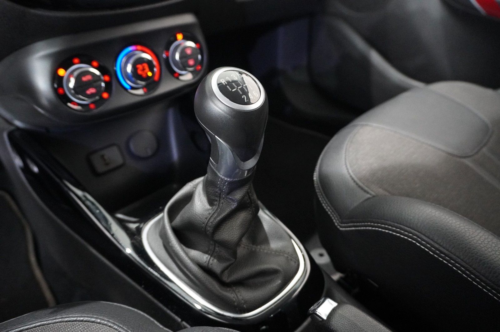 Fahrzeugabbildung Opel Adam S 1.4T SPORT NAVI/LED/SHZ/TEMP./OPC/PDC/USB