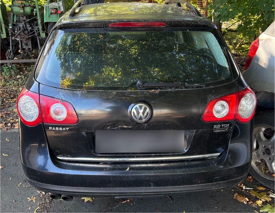 Volkswagen Passat 2006 — rear view