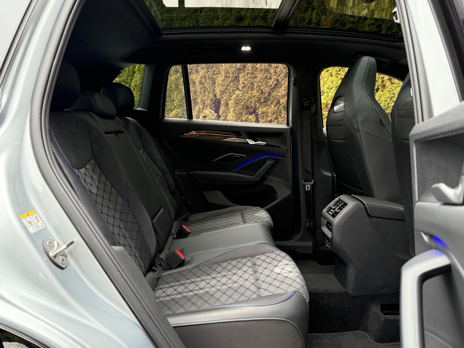 Fahrzeugabbildung Volkswagen Tiguan 2.0TSI DSG 4M R-Line MATRIX+PANO+AHK+360°