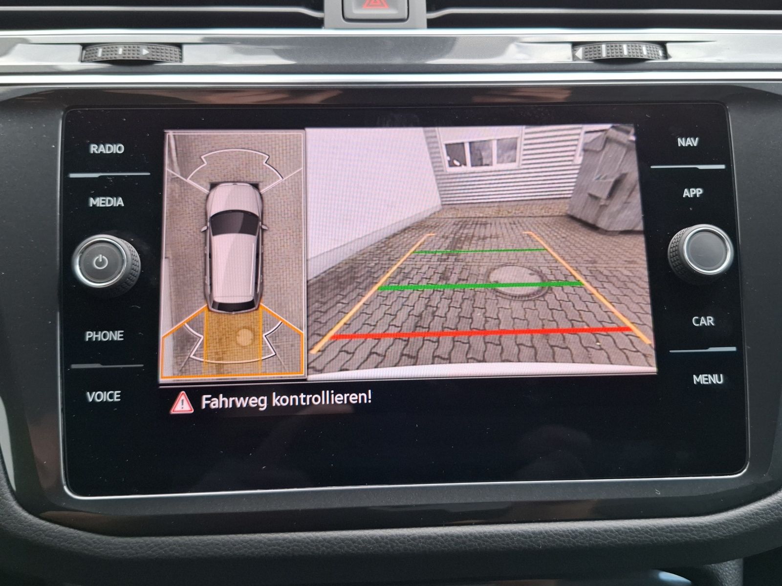 Fahrzeugabbildung Volkswagen Tiguan TSI R-Line DSG 4M Matrix AHK Navi AID ACC