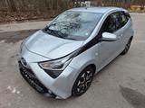 Toyota Aygo (X) 1,0-l-VVT-i x-play - Toyota in München: Aygo