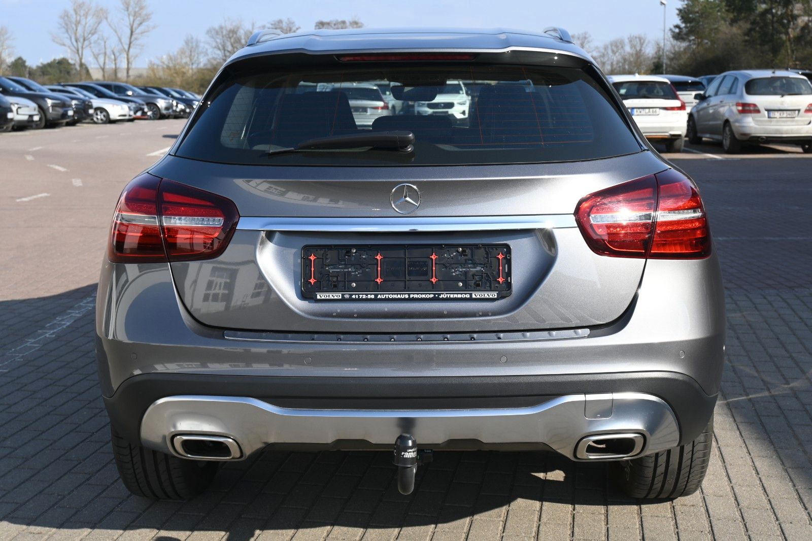 Fahrzeugabbildung Mercedes-Benz GLA 180 Schalter Urban*Navi*RFK*AHK