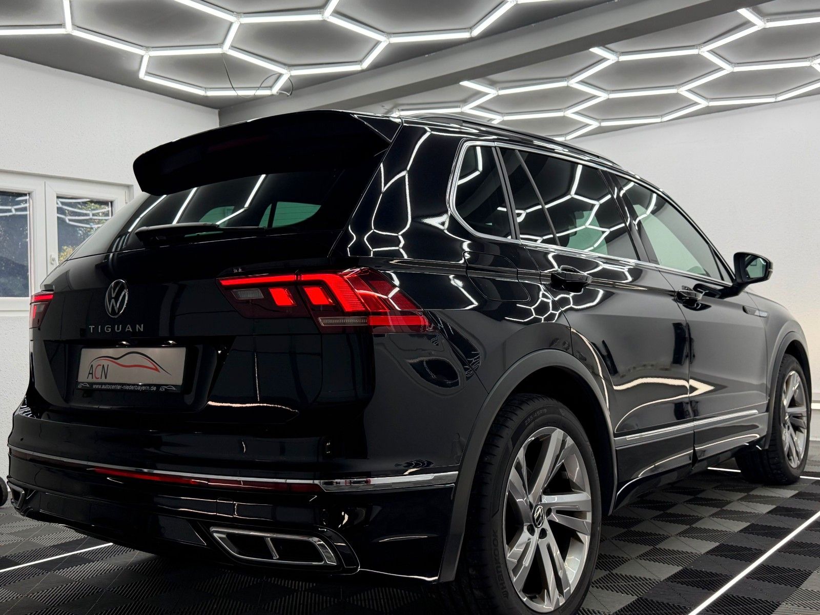 Fahrzeugabbildung Volkswagen Tiguan 2.0 TDI R-LINE/IQ-LED/KAMERA/ACC/AMBI+