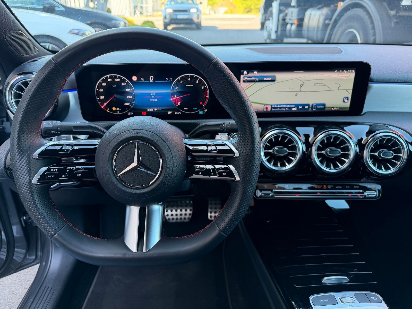 Fahrzeugabbildung Mercedes-Benz A 200 Limousine AMG NIGHT+AHK+MEMORY+360°+Ambien