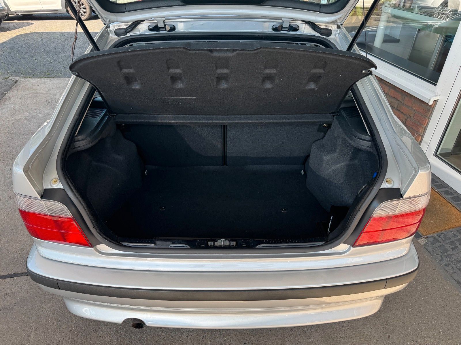 Fahrzeugabbildung BMW 316i Compact Automatik Leder/Klima/2.Hand