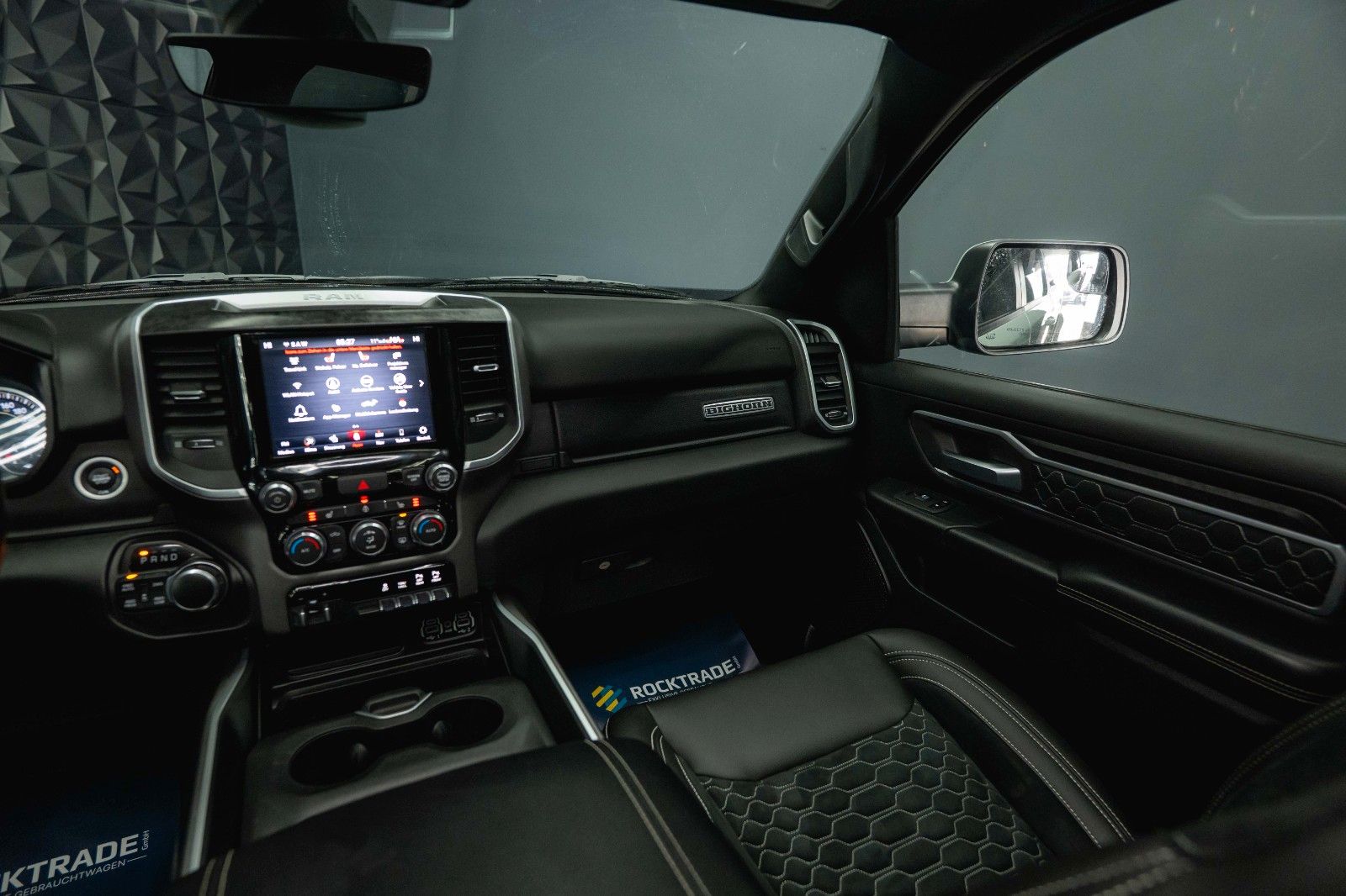 Fahrzeugabbildung Dodge RAM 5.7 V8 HEMI 4x4 OFFROAD Night-Edition *Pano*