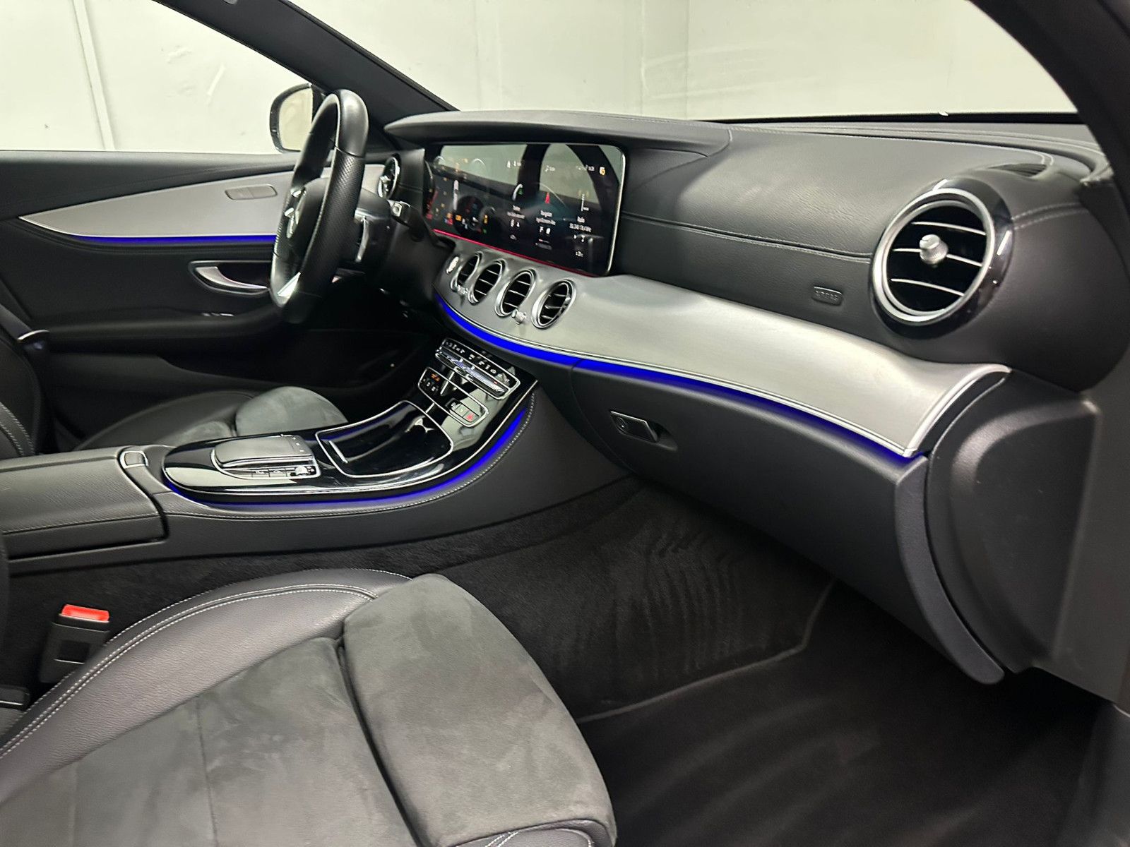 Fahrzeugabbildung Mercedes-Benz E 300 de 4MATIC T AMG-LINE*PANO*AHK*MAGNO