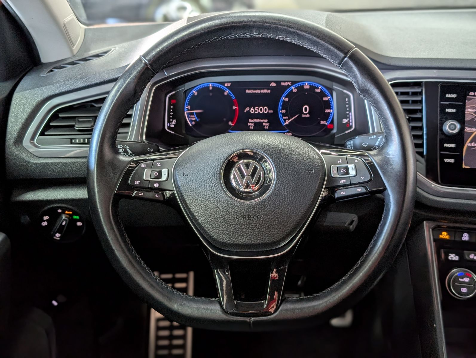 Fahrzeugabbildung Volkswagen T-Roc 1.6 TDI IQ.DRIVE ACC LED KAM SHZ AHK VIRT