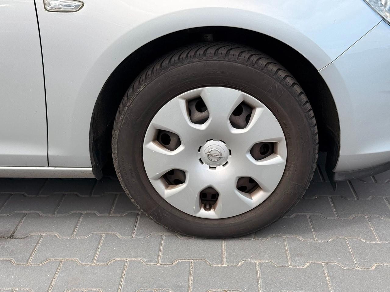 Opel Astra 2012 — engine 1.398 cm³, 101 HP (74kW)