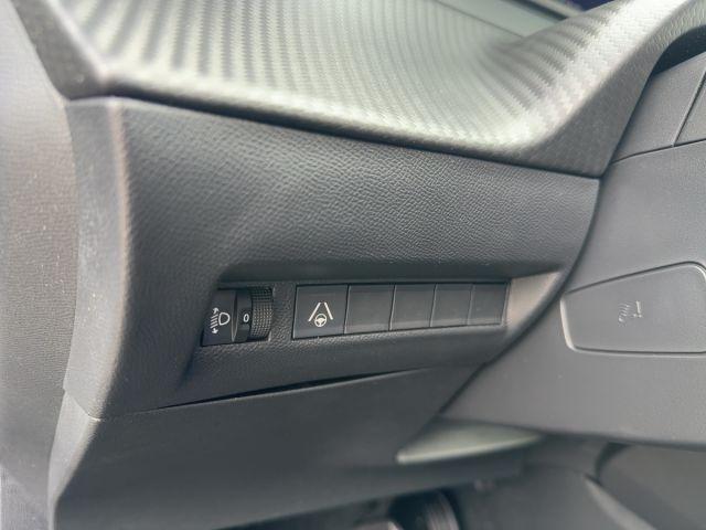 Peugeot 2008 Hybrid 145 e-DSC Allure, Navi, 360° Kamera