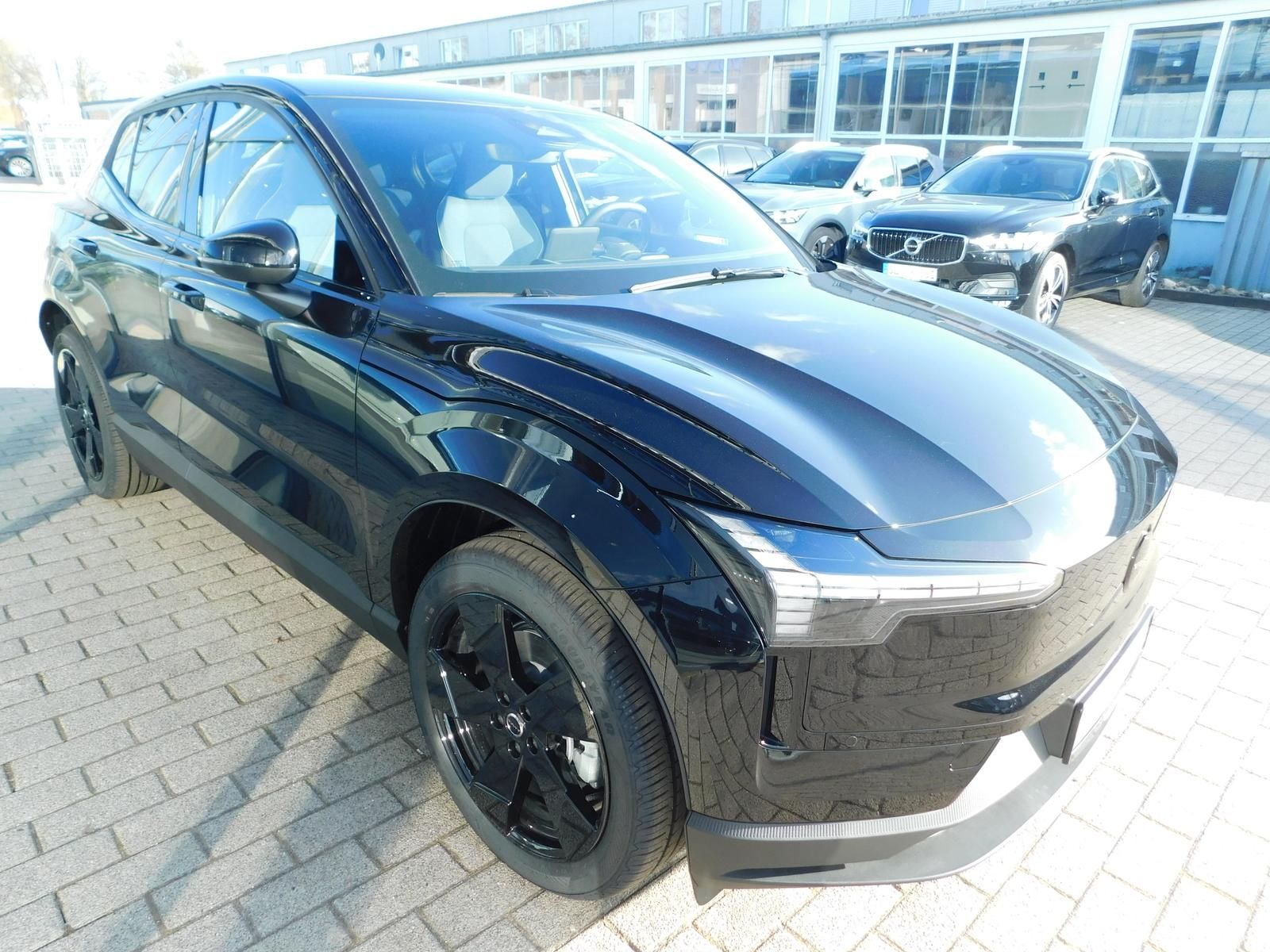 Fahrzeugabbildung Volvo EX30 single Motor ext. Range Plus Black Edition