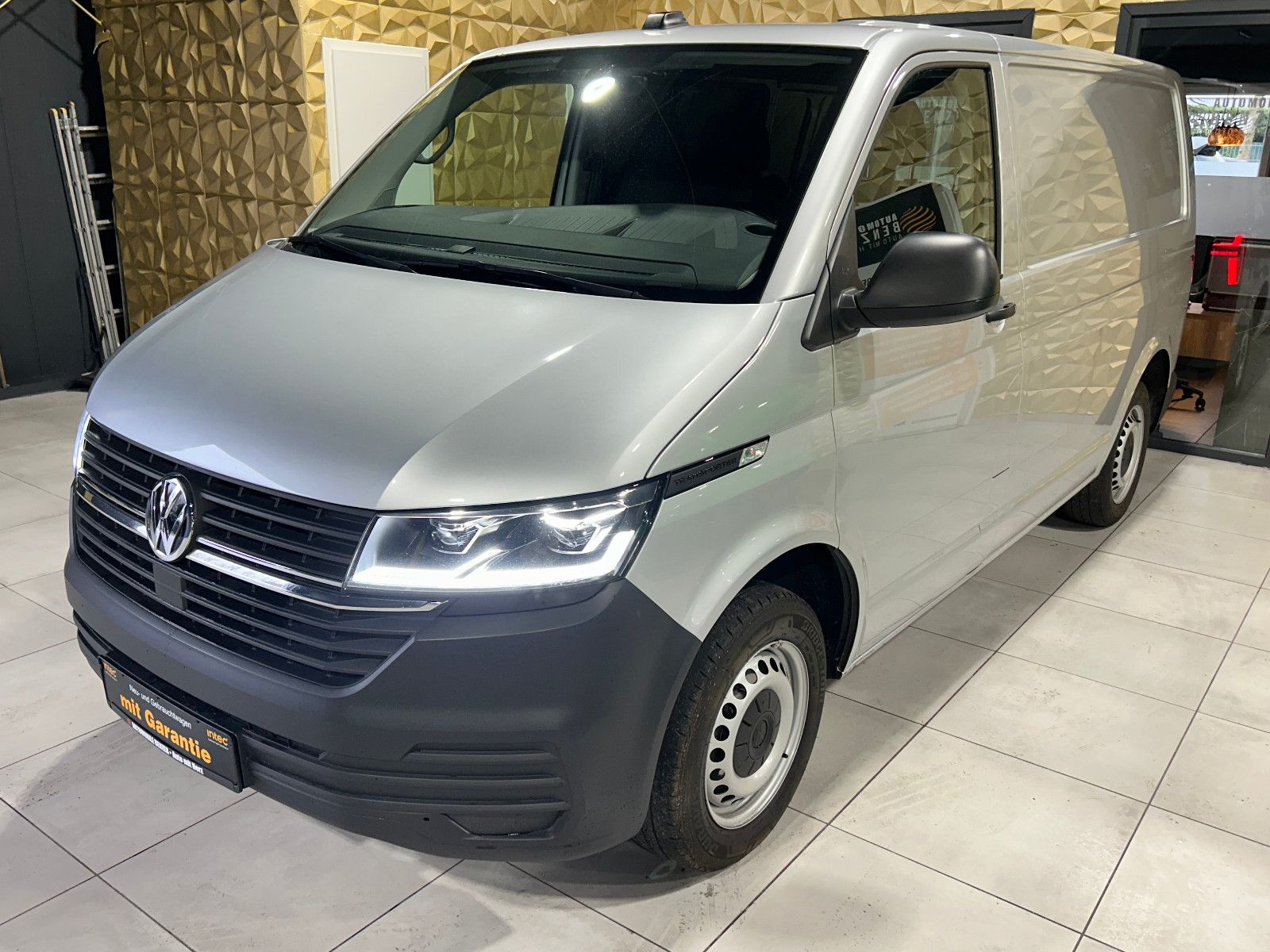 Fahrzeugabbildung Volkswagen T6.1 Transporter  Kasten FWD/APPLE/3-SITZ/ACC/