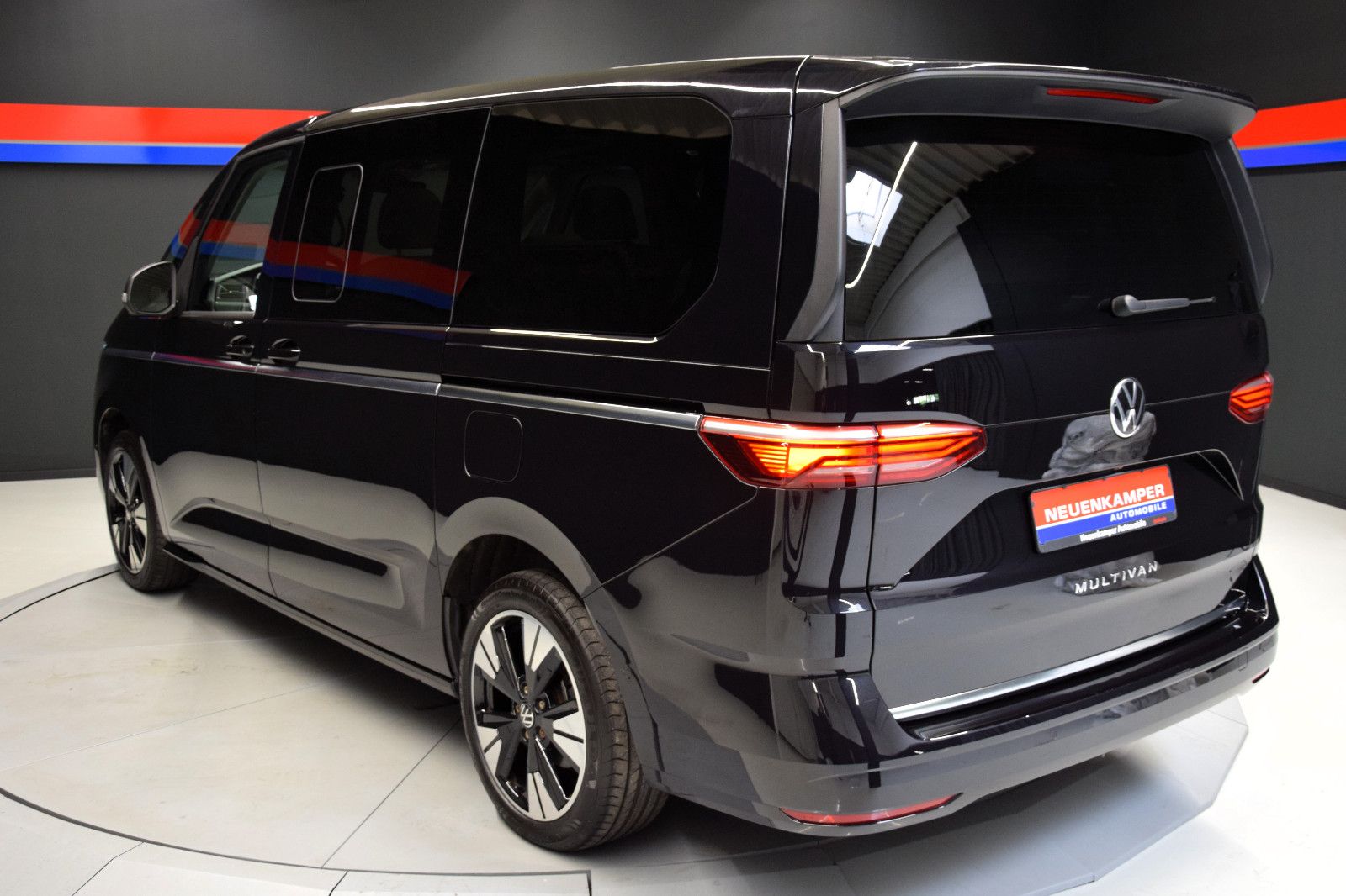 Fahrzeugabbildung Volkswagen T7 Multivan Style lang Pano STHZ HuD AHK NP 77T€