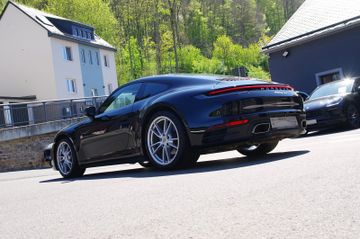 Porsche 992 Coupé*Schiebedach,Kamera,Sitzheizung,U-Frei*
