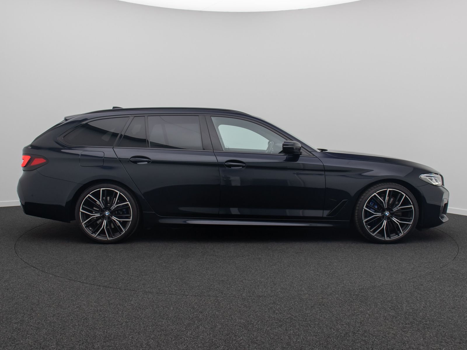 Fahrzeugabbildung BMW 540d xD M Sport Individual DAB AHK HUD H/K 20"