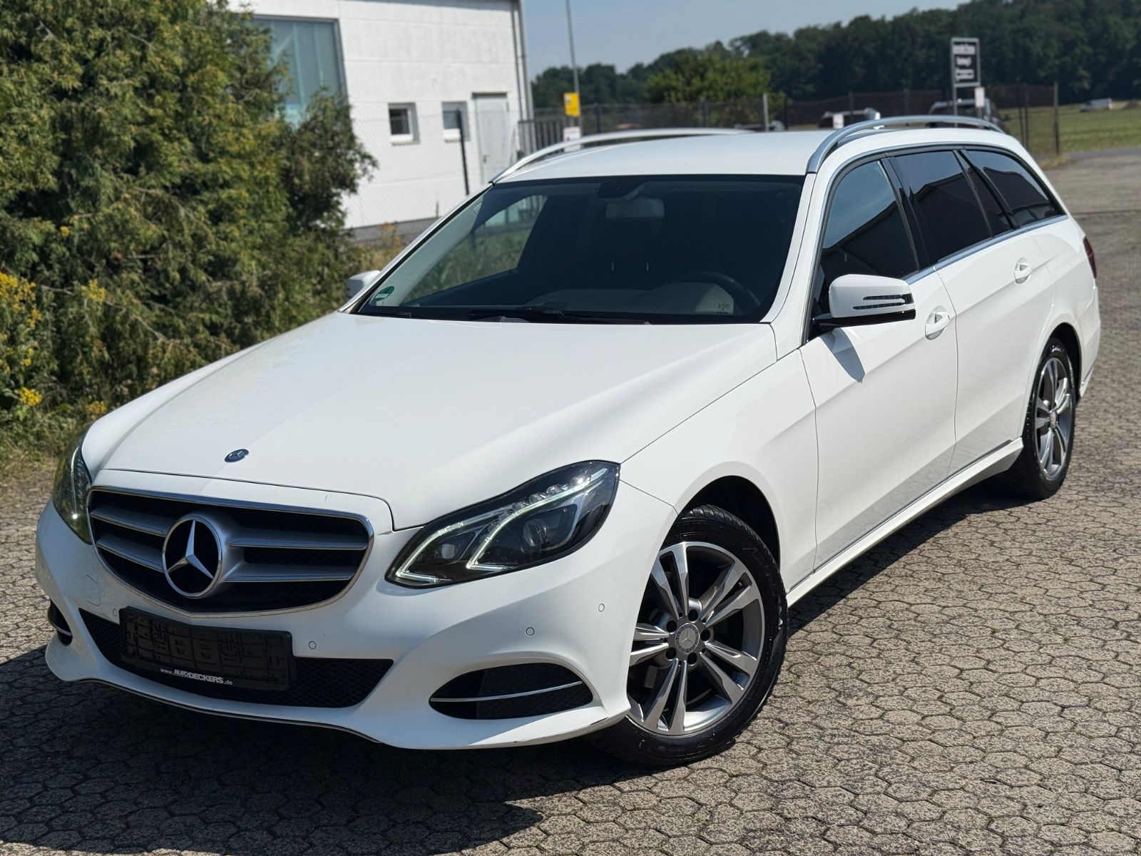 MERCEDES-BENZ E 220 T-BlueTec * 9G AUTOMATIK * NAVI * LED *