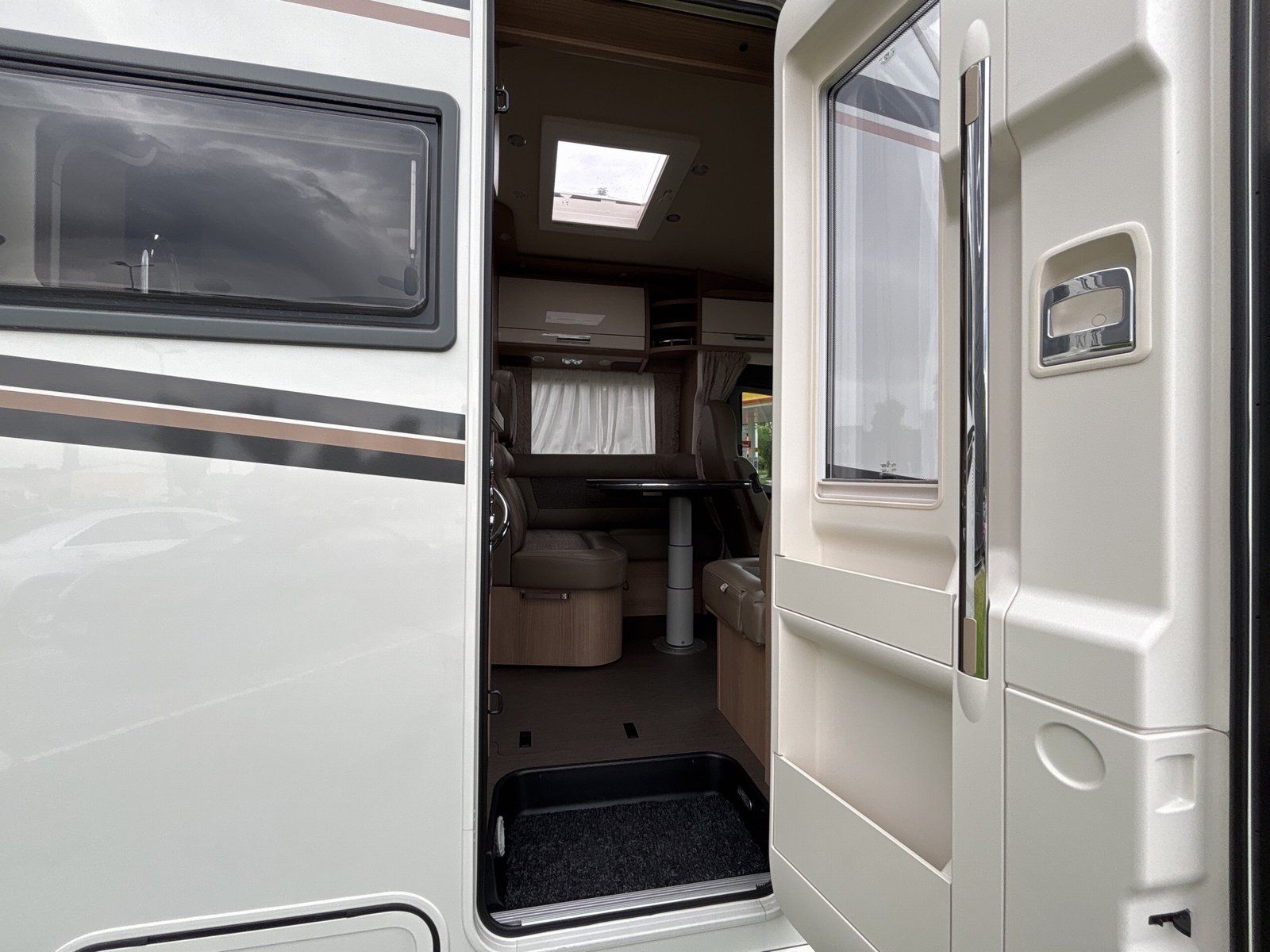 Fahrzeugabbildung Carthago C-Tourer T 143 LE Sprinter 417 CDI DISTRO LED TV