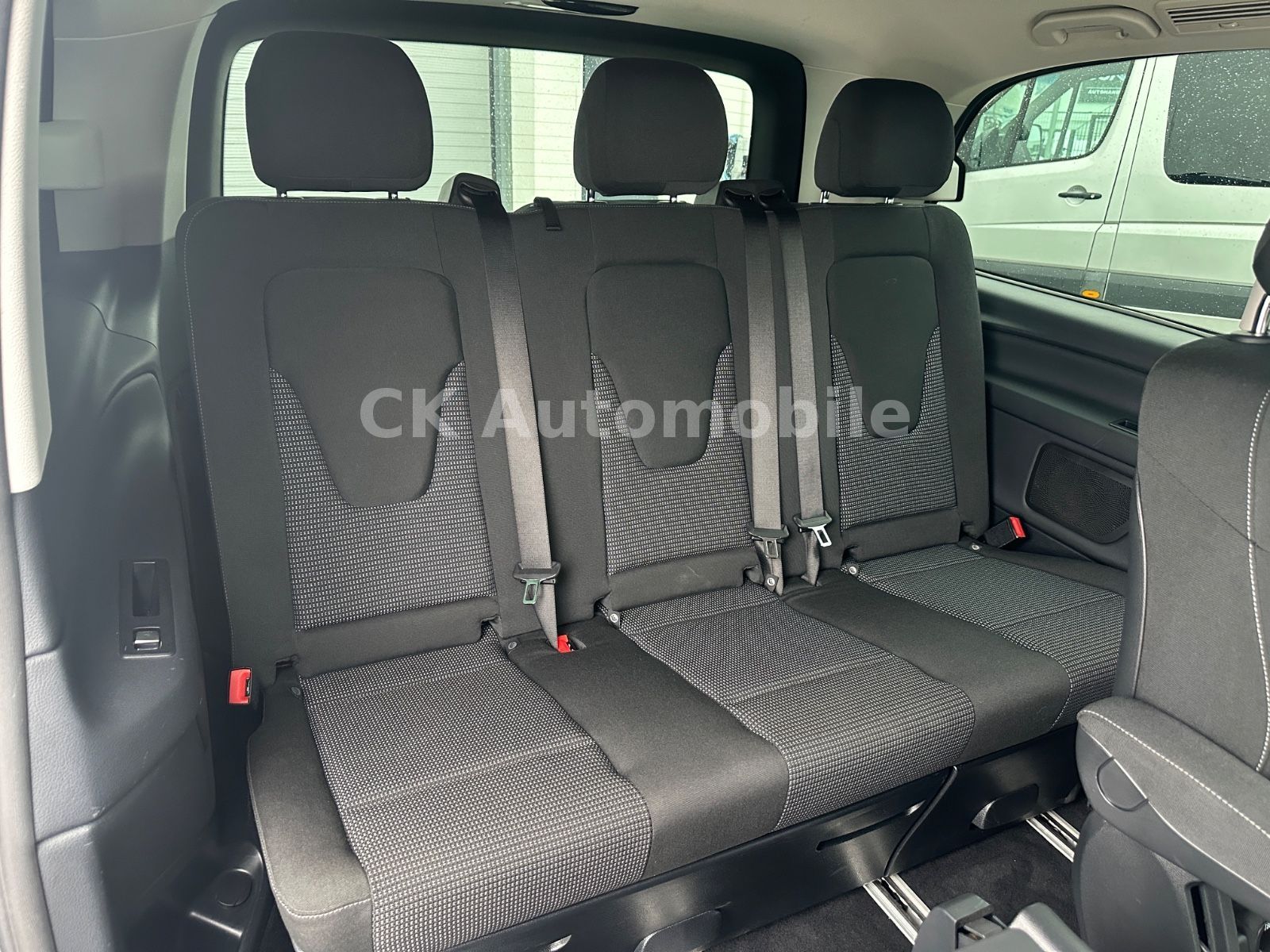 Fahrzeugabbildung Mercedes-Benz V 300d EDITION Kompakt/7 Sitze/Navi/LED/AHK