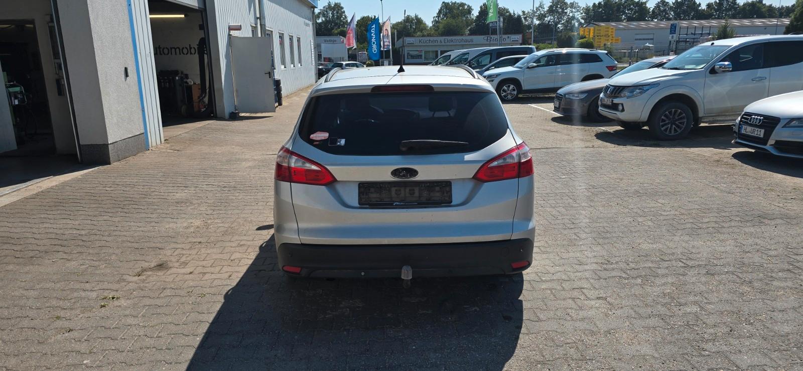 Ford Focus 2012 — interior