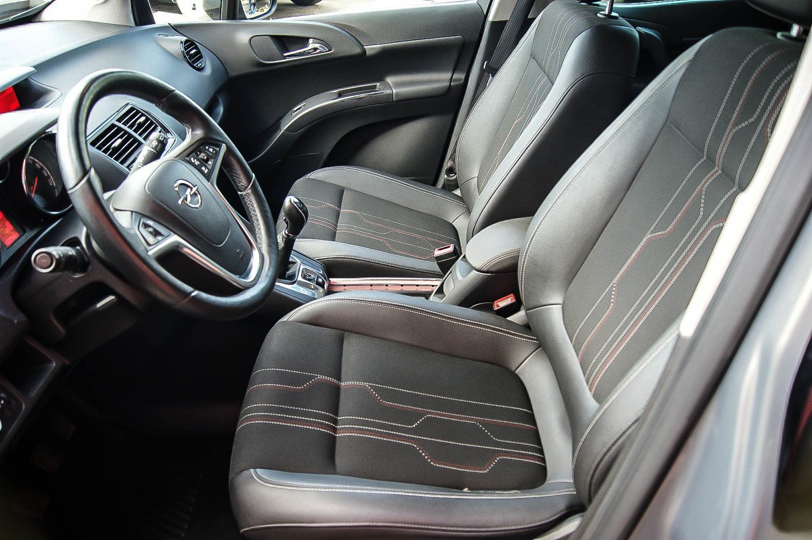 Fahrzeugabbildung Opel Meriva B 1.4Turbo 150 Jahre Opel 1HAND ANHZV PDC