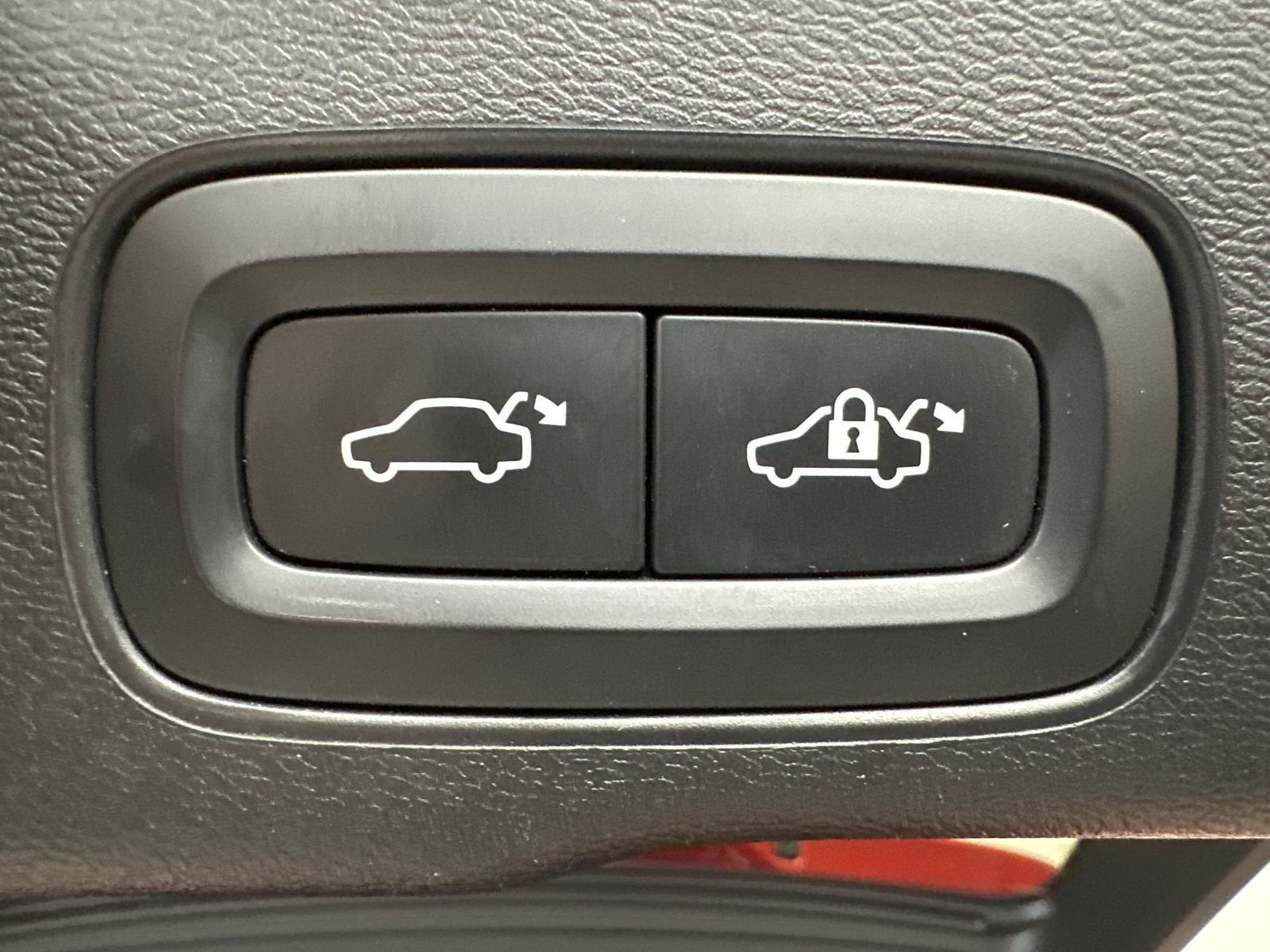 Fahrzeugabbildung Volvo XC60 T6 AWD R-Design NAV+LED+AHK+360°+H&K+PANO