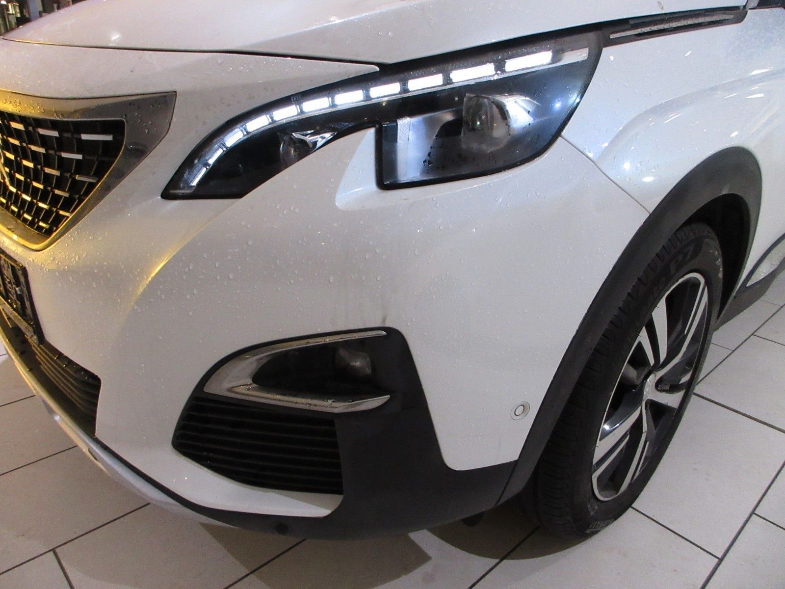 Fahrzeugabbildung Peugeot 3008 Allure 1.2T LED/NAVI/PDC/R´CAM/KEYLESS