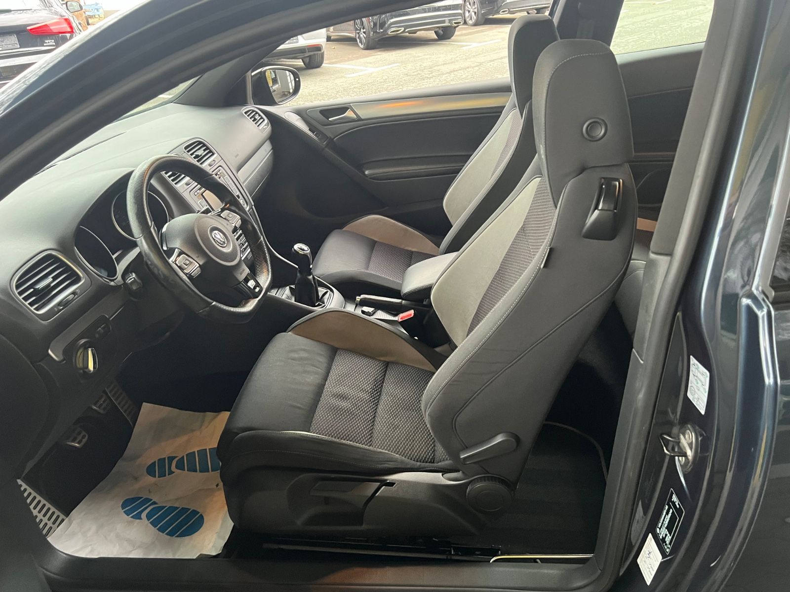 Fahrzeugabbildung Volkswagen Golf VI R 4Motion *SCHIEBEDACH*KEYLESS*XENON*