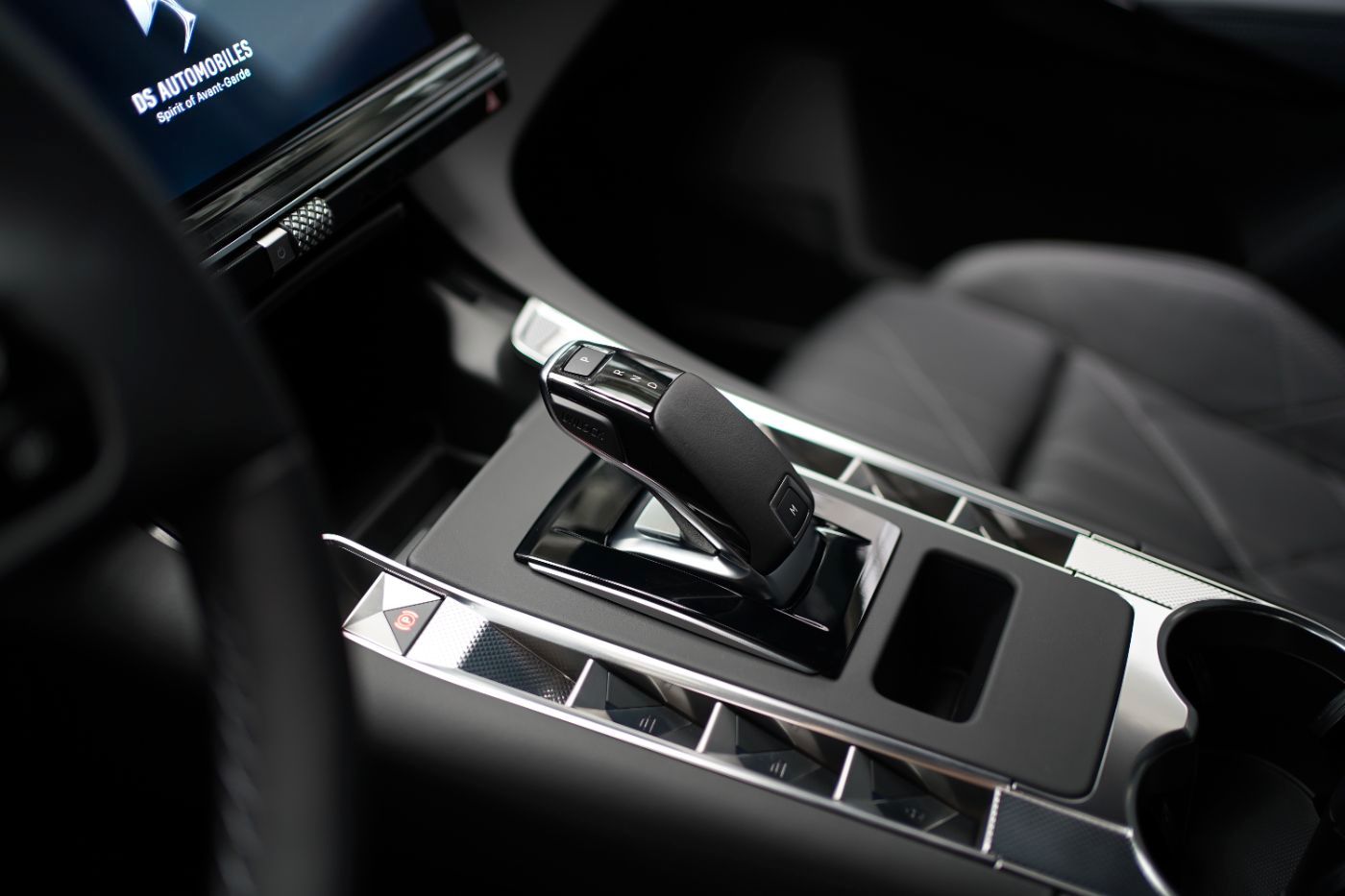 Fahrzeugabbildung DS Automobiles DS7 BlueHDi 130 EAT8 Rivoli Automatik Leder Navi