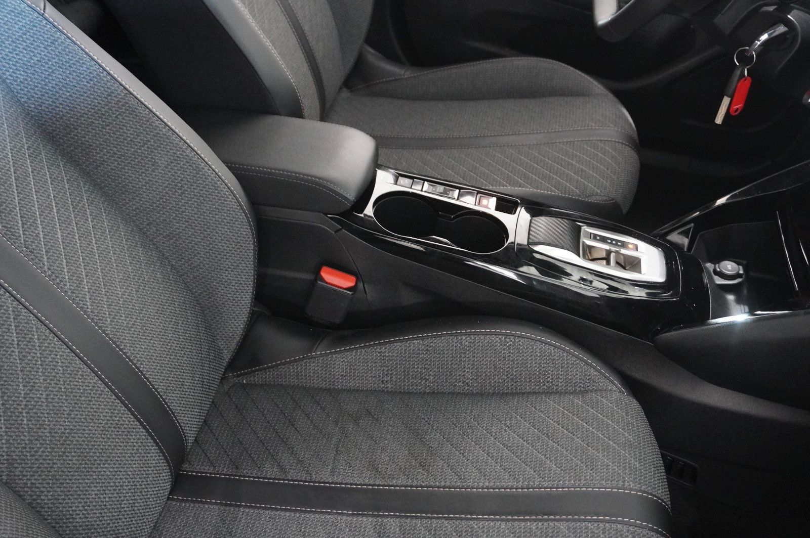 Fahrzeugabbildung Peugeot 2008 1.2 HYBRID ALLURE E-DSC NAVI/LED/SPORT/VIRT