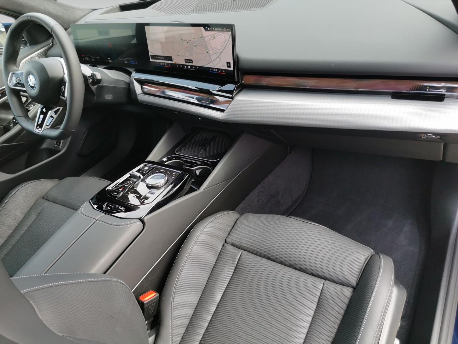 BMW 530e xDrive Touring M SPORT INDIVI TANSANITBLAU