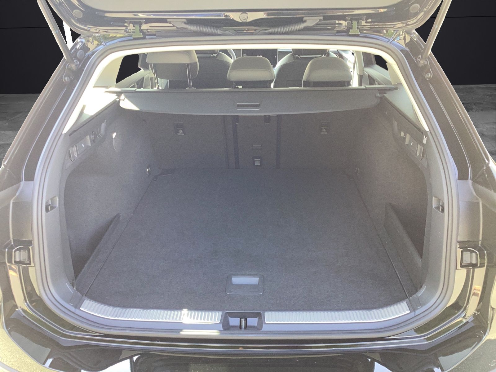Fahrzeugabbildung Volkswagen Passat TDI Business LED AHK Navi AID ACC RFK SH